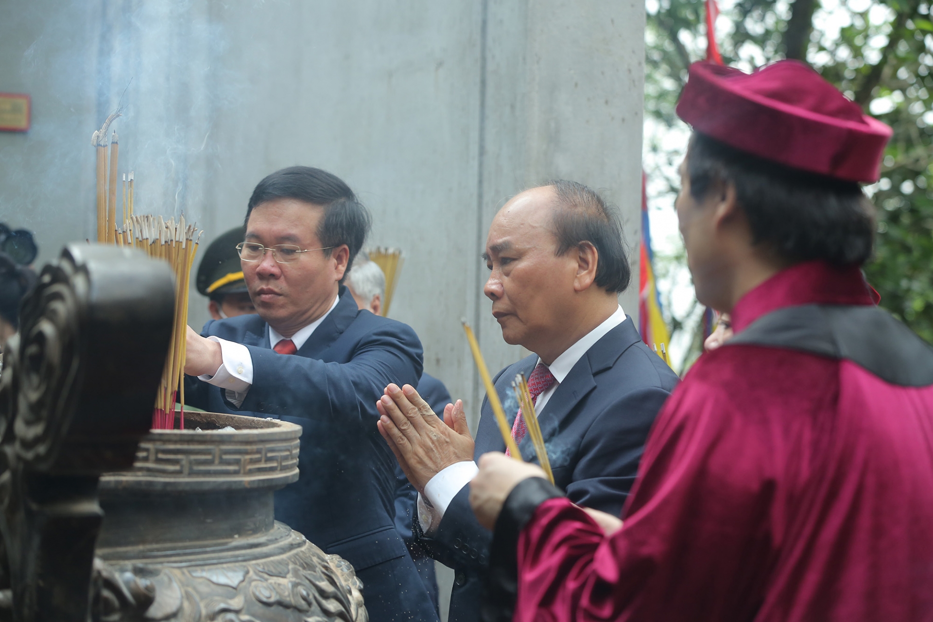 State President offers incense, pays tribute to Hung Kings State President offers incense, pays tribute to Hung Kings