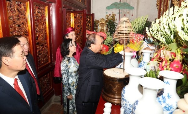 State President offers incense, pays tribute to Hung Kings State President offers incense, pays tribute to Hung Kings