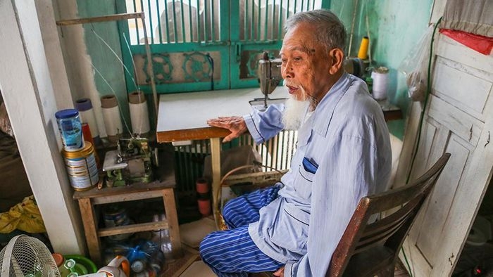 A special place men were born to make Ao Dai, Trach Xa village A special place men were born to make Ao Dai, Trach Xa village