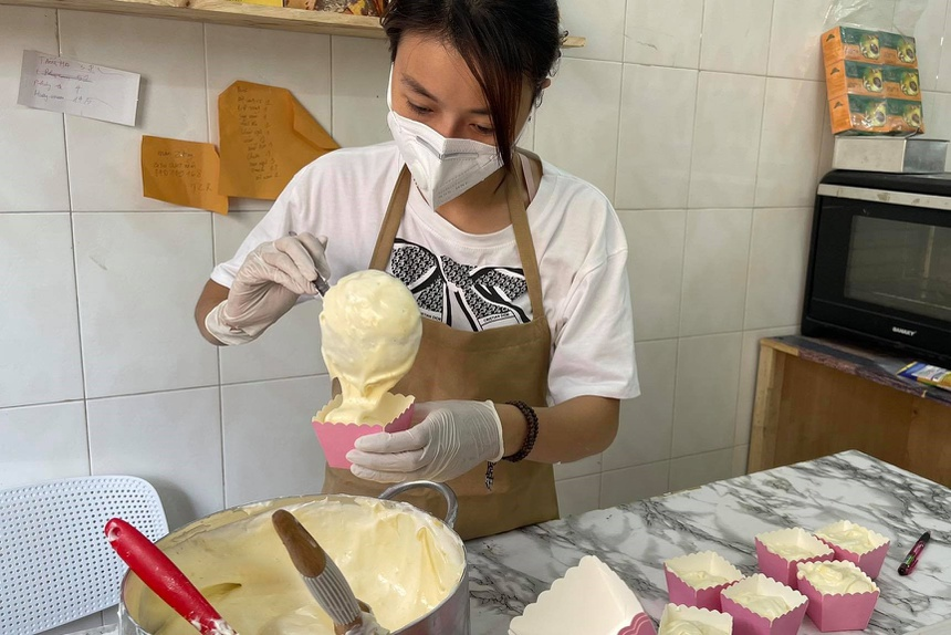 Cambodia newspaper highlights Vietnamese women’s good deeds to local anti-pandemic force