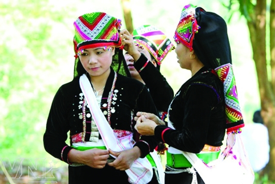 unique wedding ceremony of kho mu ethnic people