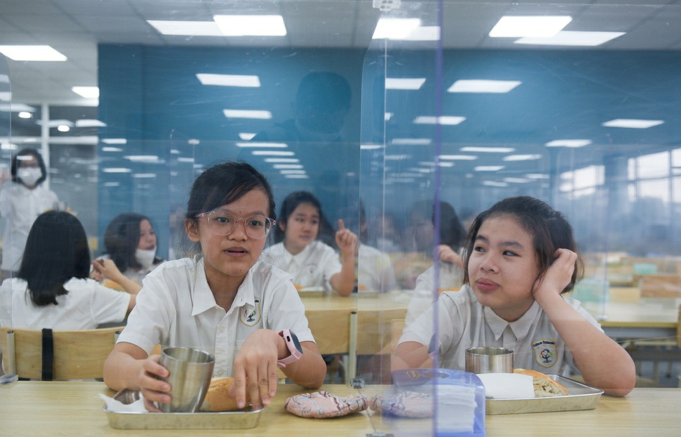 COVID-19 combat: Vietnam schools install table partitions to curb coronavirus