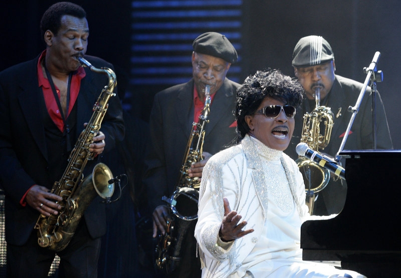 world news today three white house covid 19 taskforce members self quarantine little richard died at 87