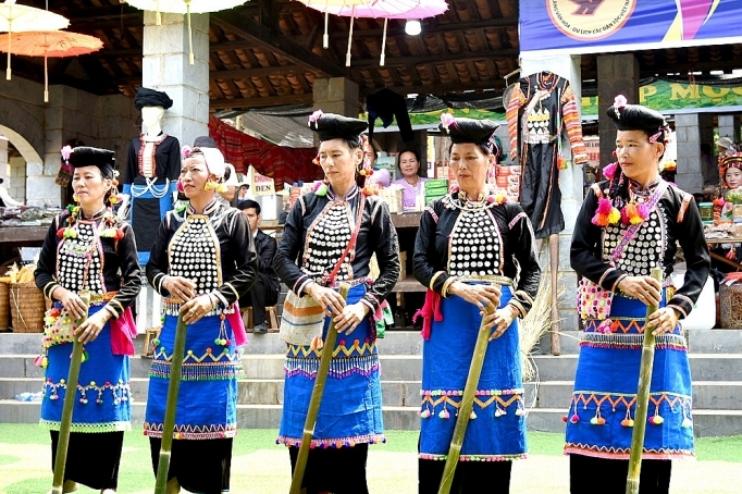 unique costumes of northwest ethnic minority people
