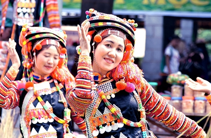 unique costumes of northwest ethnic minority people