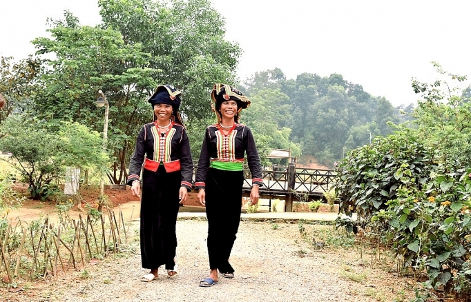 unique costumes of northwest ethnic minority people