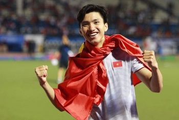 the reuters and ap reported on packed audiences images at v league 2020