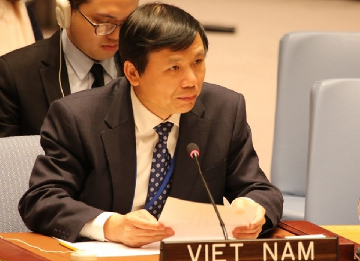 Vietnam News Today (May 1): Quang Tri: Flag-raising ceremony held to mark Reunification Day