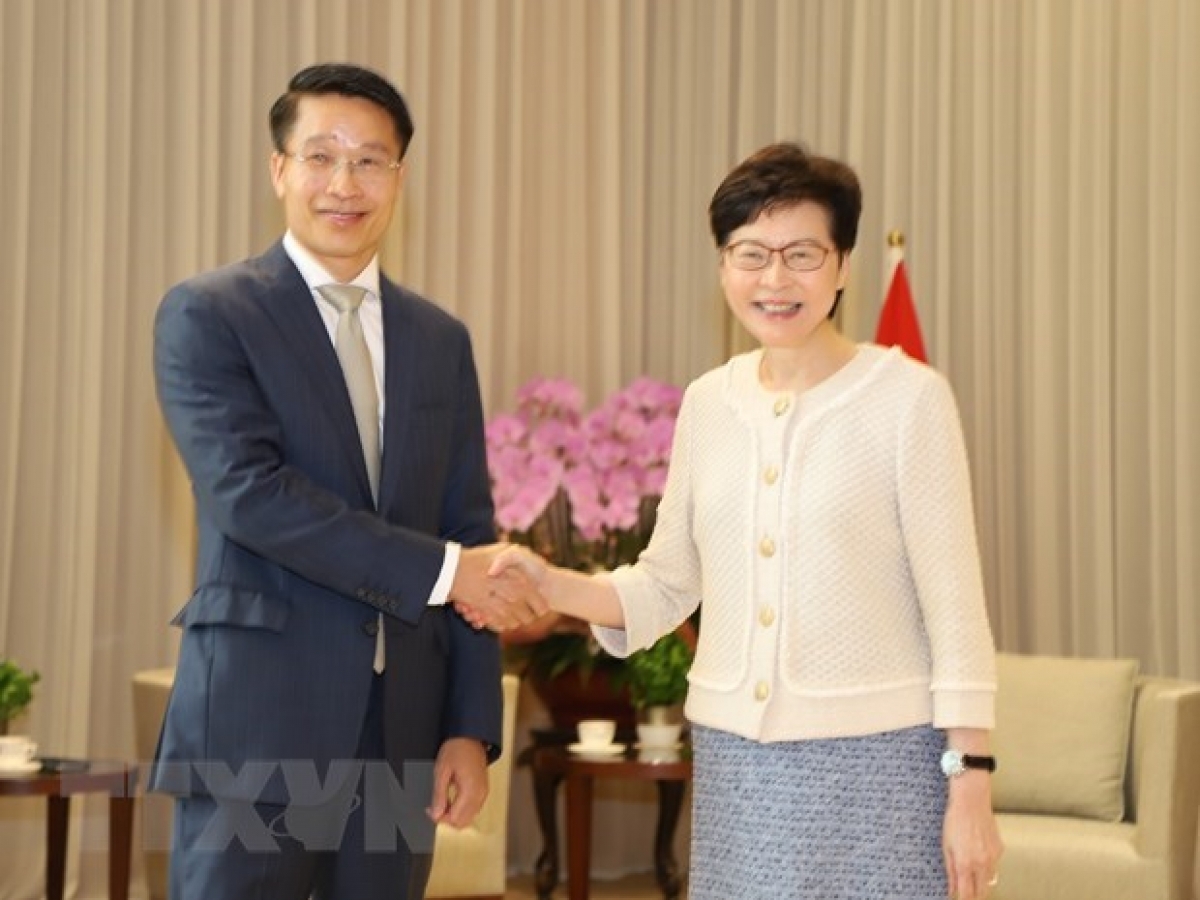 Vietnam News Today (May 1): Quang Tri: Flag-raising ceremony held to mark Reunification Day