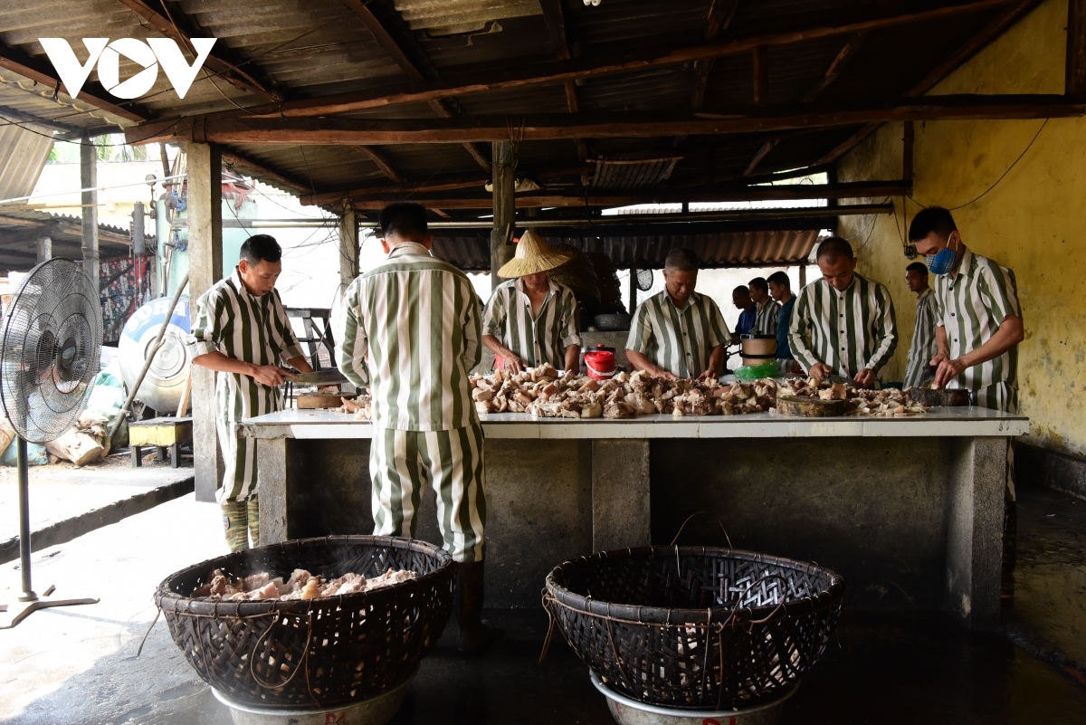 Inmates' speical meal on Reunification Day in prison Inmates' speical meal on Reunification Day in prison