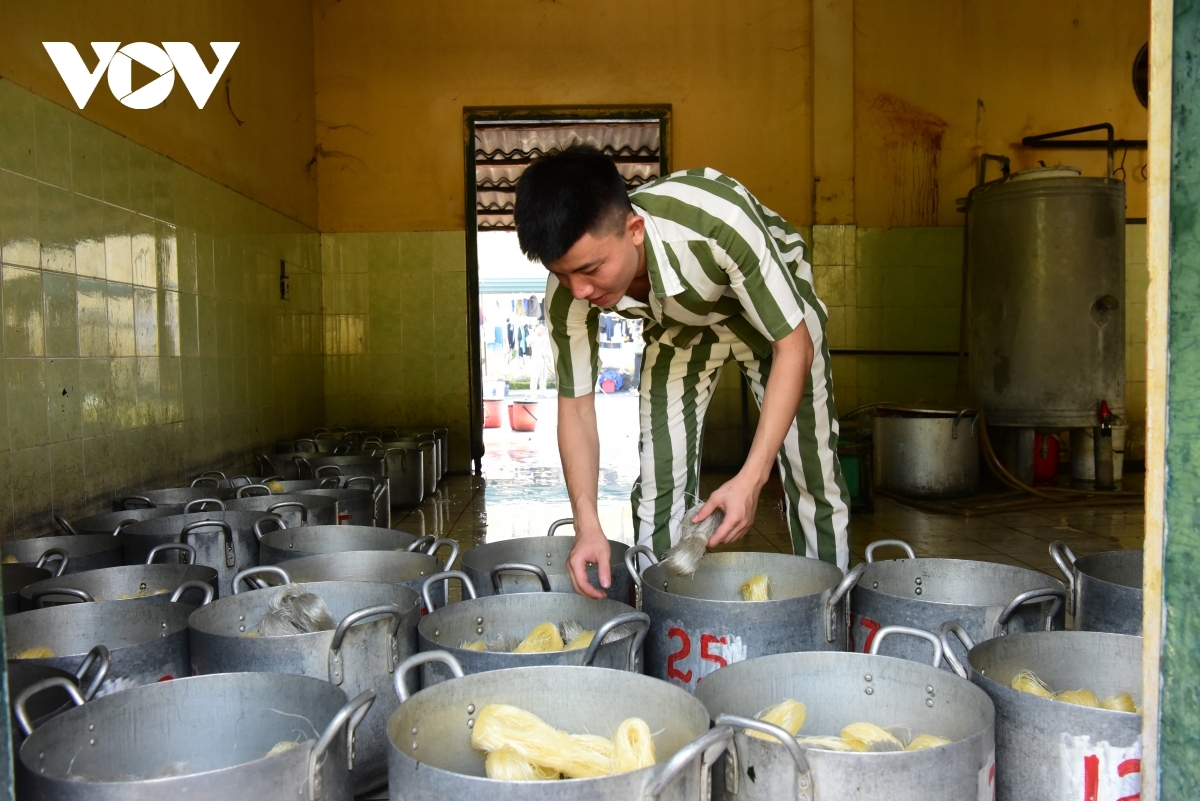 Inmates' speical meal on Reunification Day in prison Inmates' speical meal on Reunification Day in prison