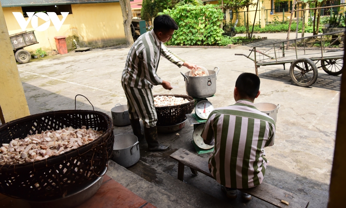 Inmates' speical meal on Reunification Day in prison Inmates' speical meal on Reunification Day in prison