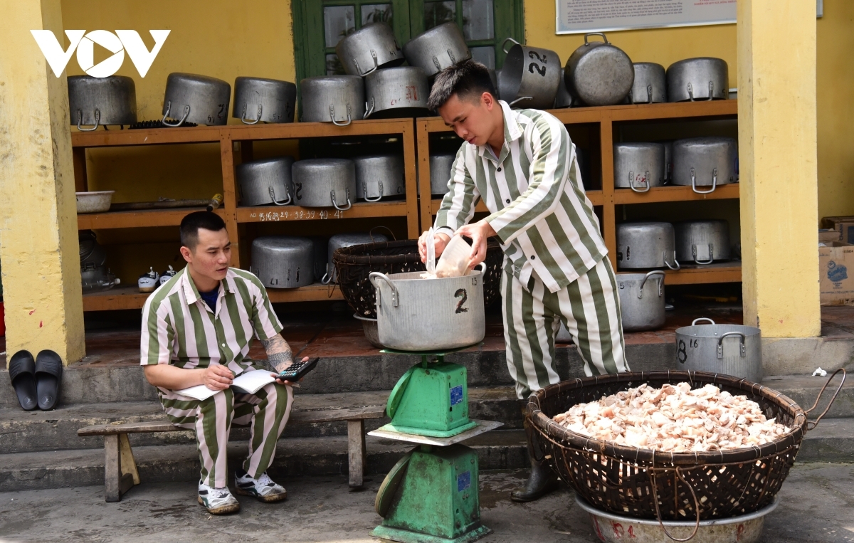 Inmates' speical meal on Reunification Day in prison Inmates' speical meal on Reunification Day in prison