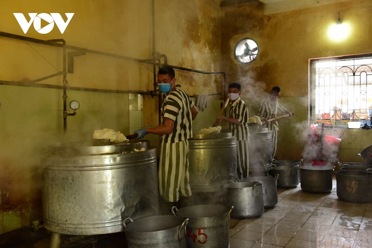 Inmates' speical meal on Reunification Day in prison Inmates' speical meal on Reunification Day in prison
