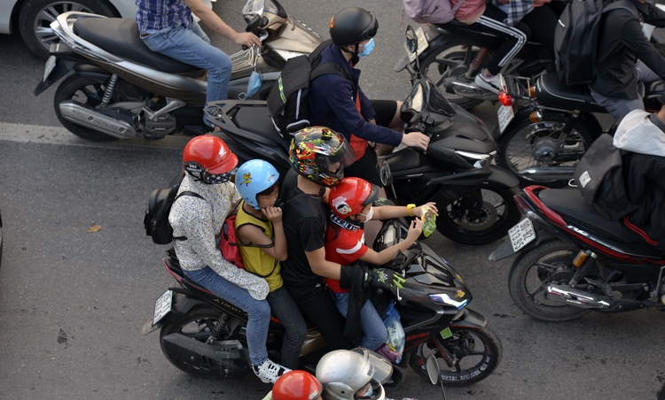 Thousands of vehicles flock to Hanoi after holiday break