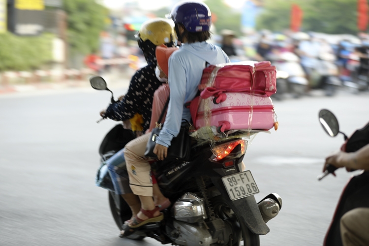 Thousands of vehicles flock to Hanoi after holiday break