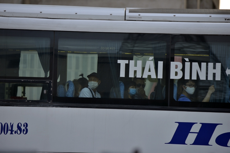 Thousands of vehicles flock to Hanoi after holiday break