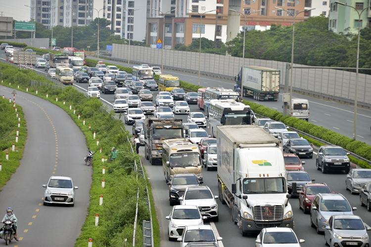 Thousands of vehicles flock to Hanoi after holiday break