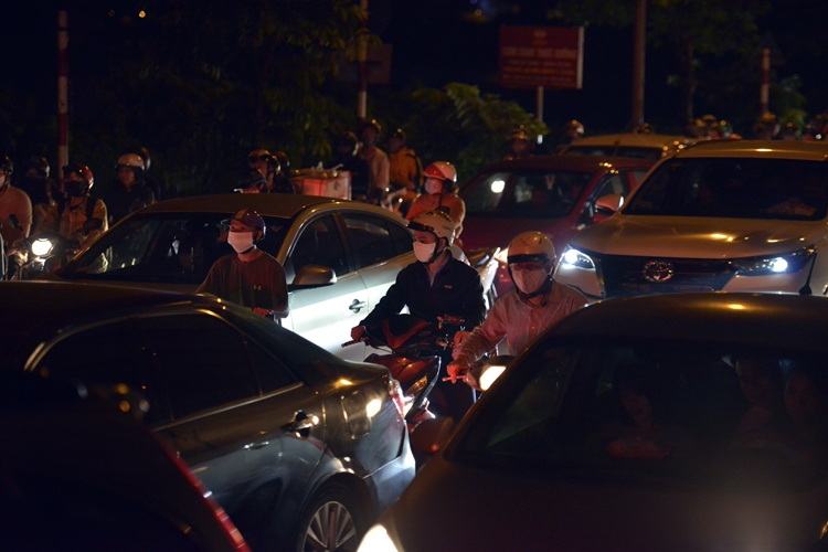 Thousands of vehicles flock to Hanoi after holiday break