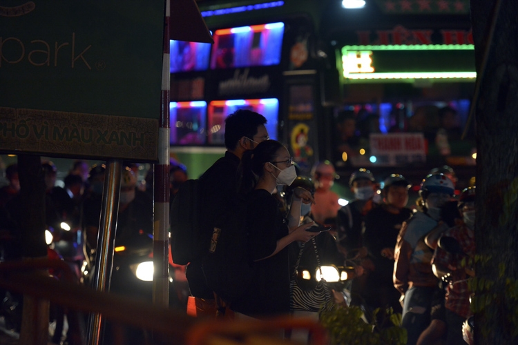 Thousands of vehicles flock to Hanoi after holiday break