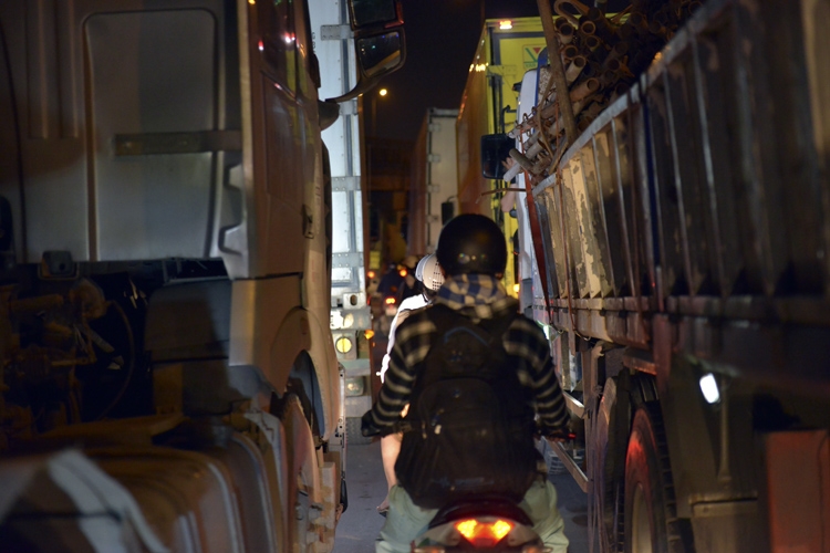 Thousands of vehicles flock to Hanoi after holiday break
