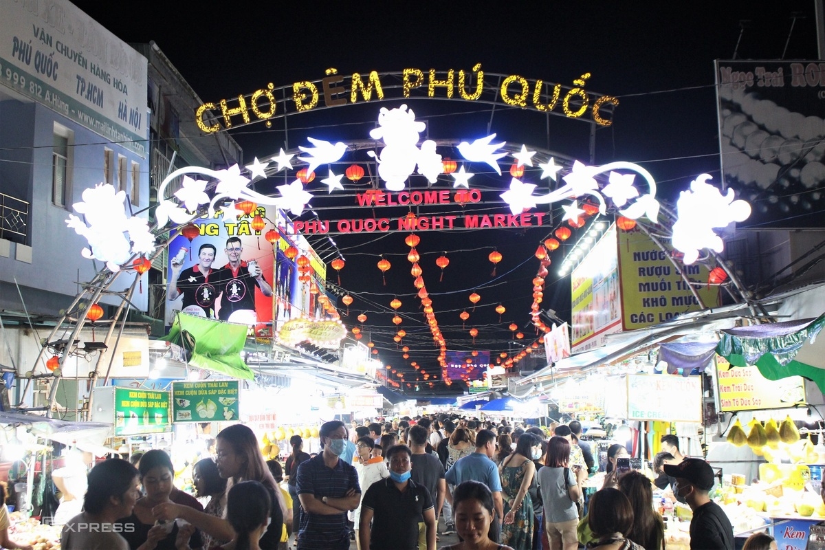 Food paradise in Phu Quoc's biggest night market
