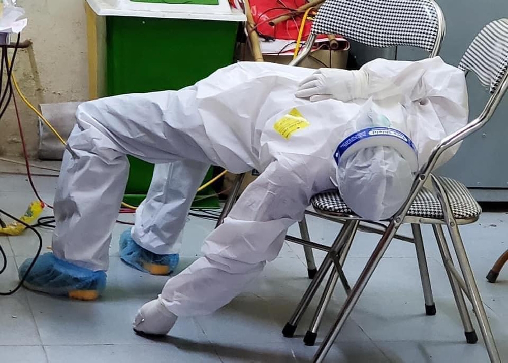 Heart-wrenching photos of exhausted frontline health workers
