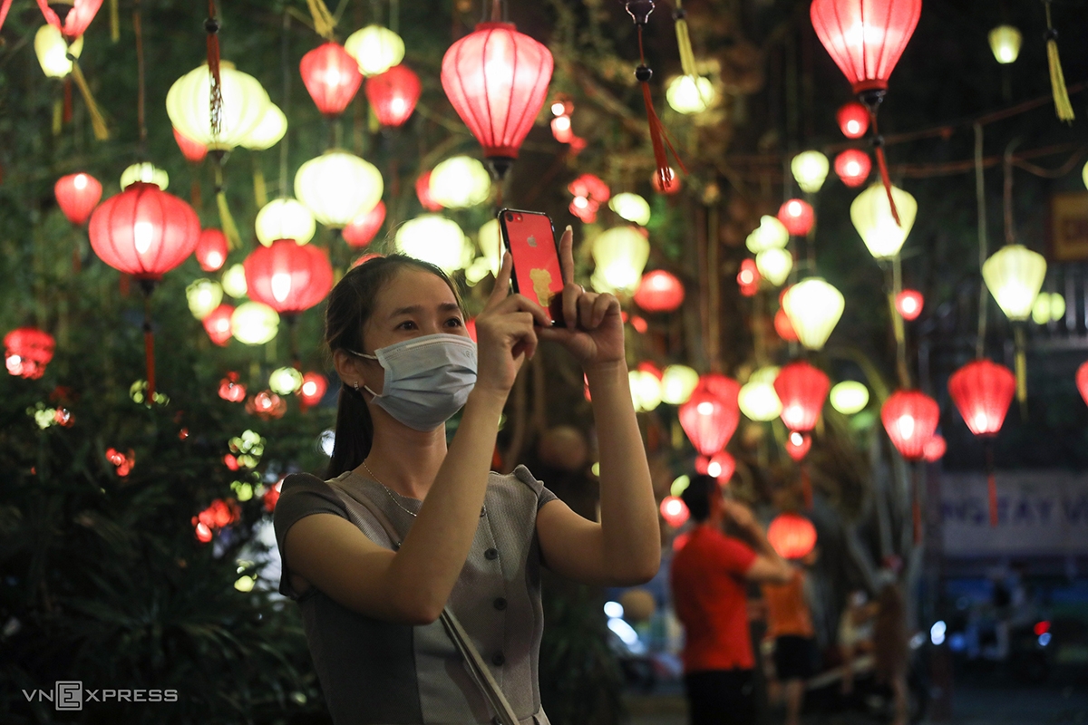 Saigon lights up as Vesak festival nears