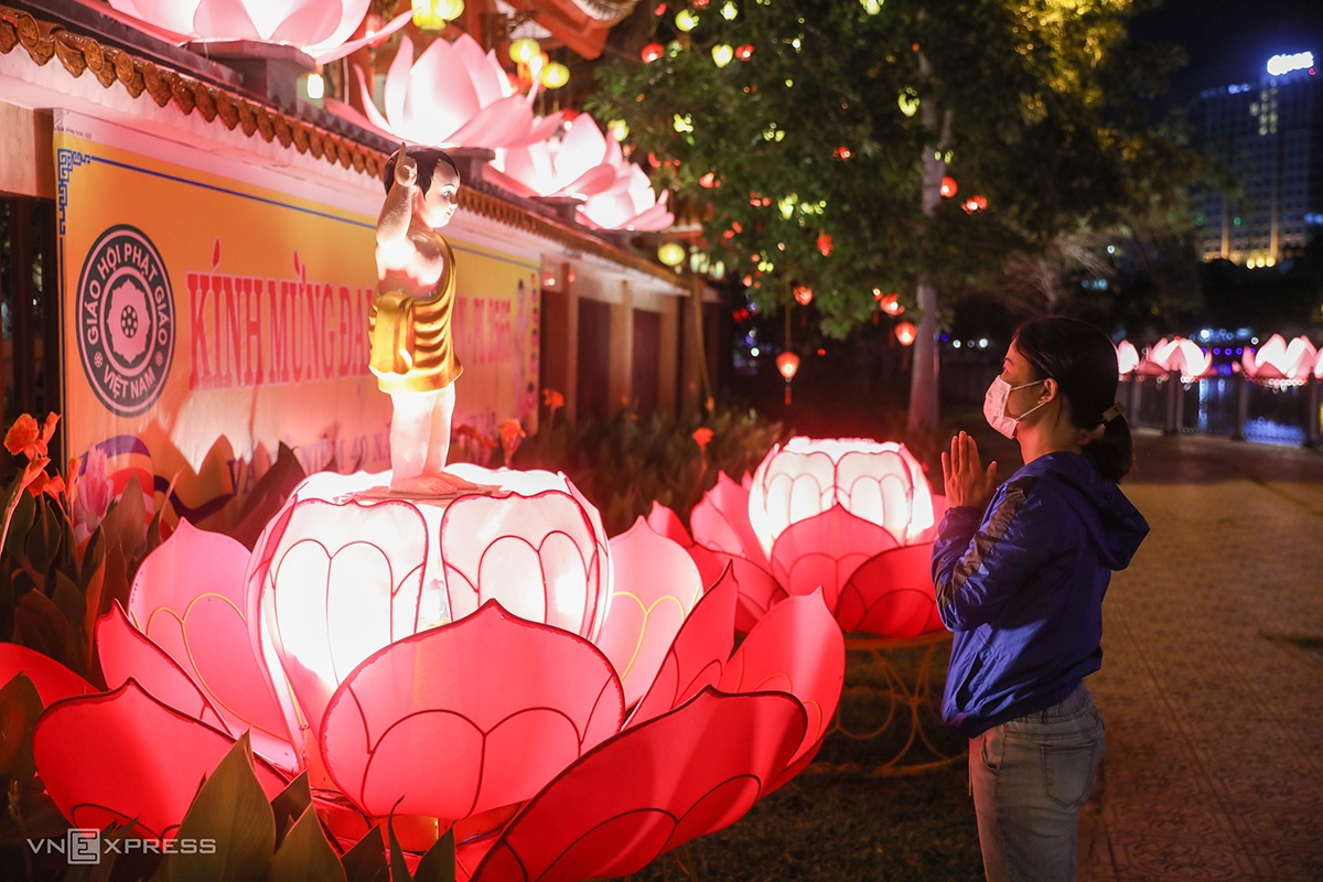 Saigon lights up as Vesak festival nears