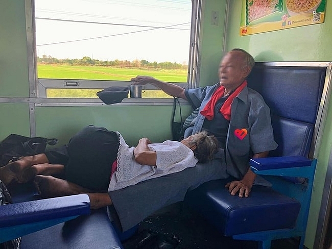 Melting heart photo of old woman slumbering on husband’s legs on Vietnam's train