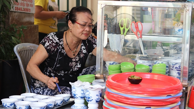 unique mute restaurant sellers and buyers communicate via sign language