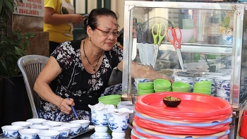 crowded diner downtown hanoi where buyer and sellers communicate by nonverbal means