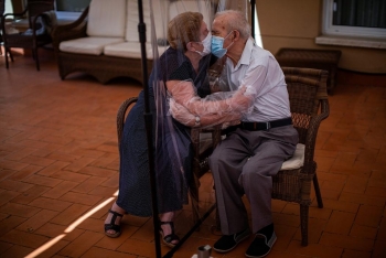 heart melting hugs through plastic screen in covid 19 time