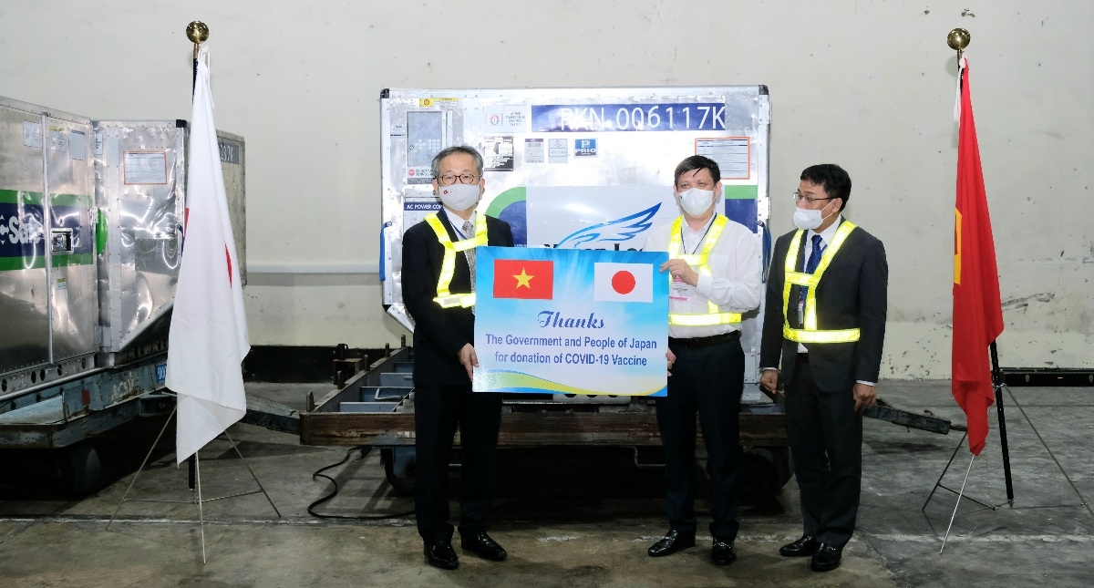Nearly 1 mln Covid vaccine doses arrive in Vietnam