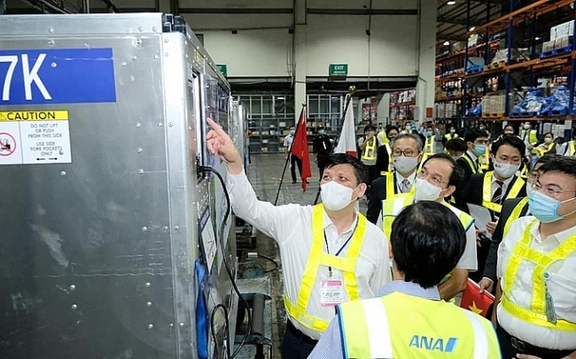 Nearly 1 mln Covid vaccine doses arrive in Vietnam