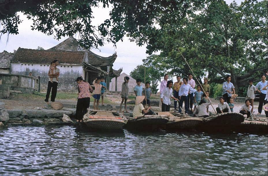 Tam Coc tourist wharf in 1991. At this time, people already severed the ferry service, with basket boats were used to carry tourists from and to Tam Coc - Bich Dong