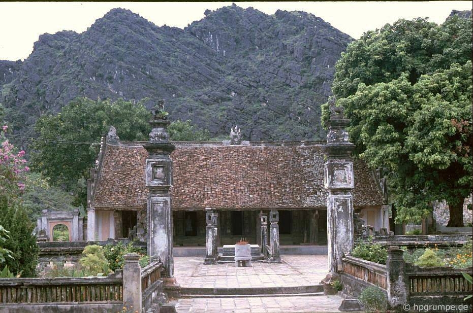 The temple worshiping Emperor King Le Dai Hanh 