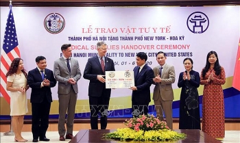 hanoi donates 2 tons of face masks to new york city