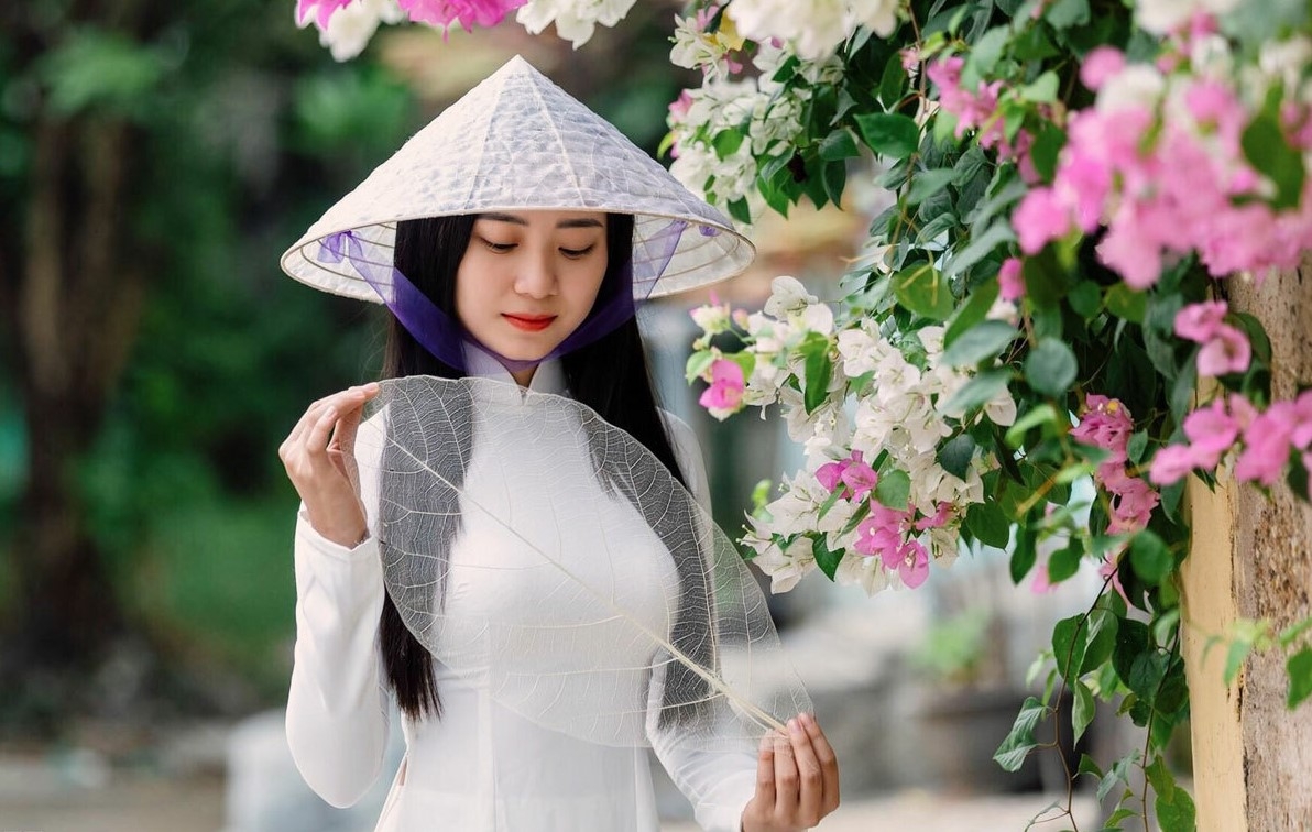 craftman who turns almond leaves into transparent conical hats