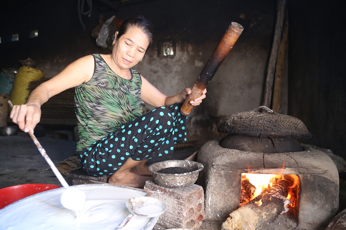 Ma Thi Bau making rice papers