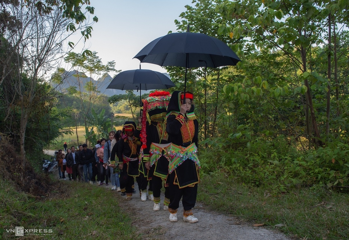 The wedding parade is heading towards the groom’s house.