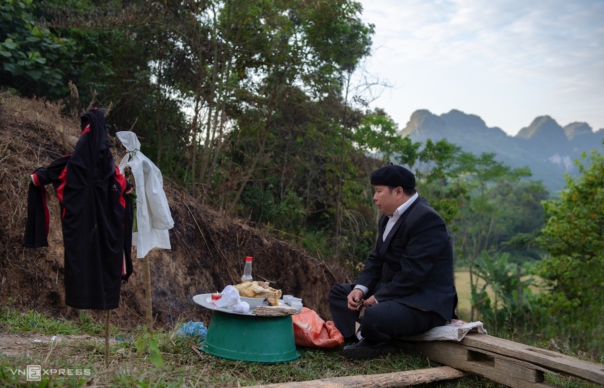 A shaman is performing outdoor rituals to welcome the bride's family 