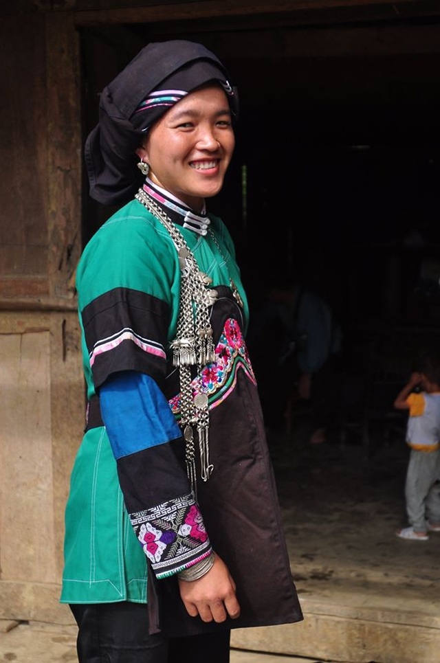 The costume of tu di ethnic woman is a little sophisticated