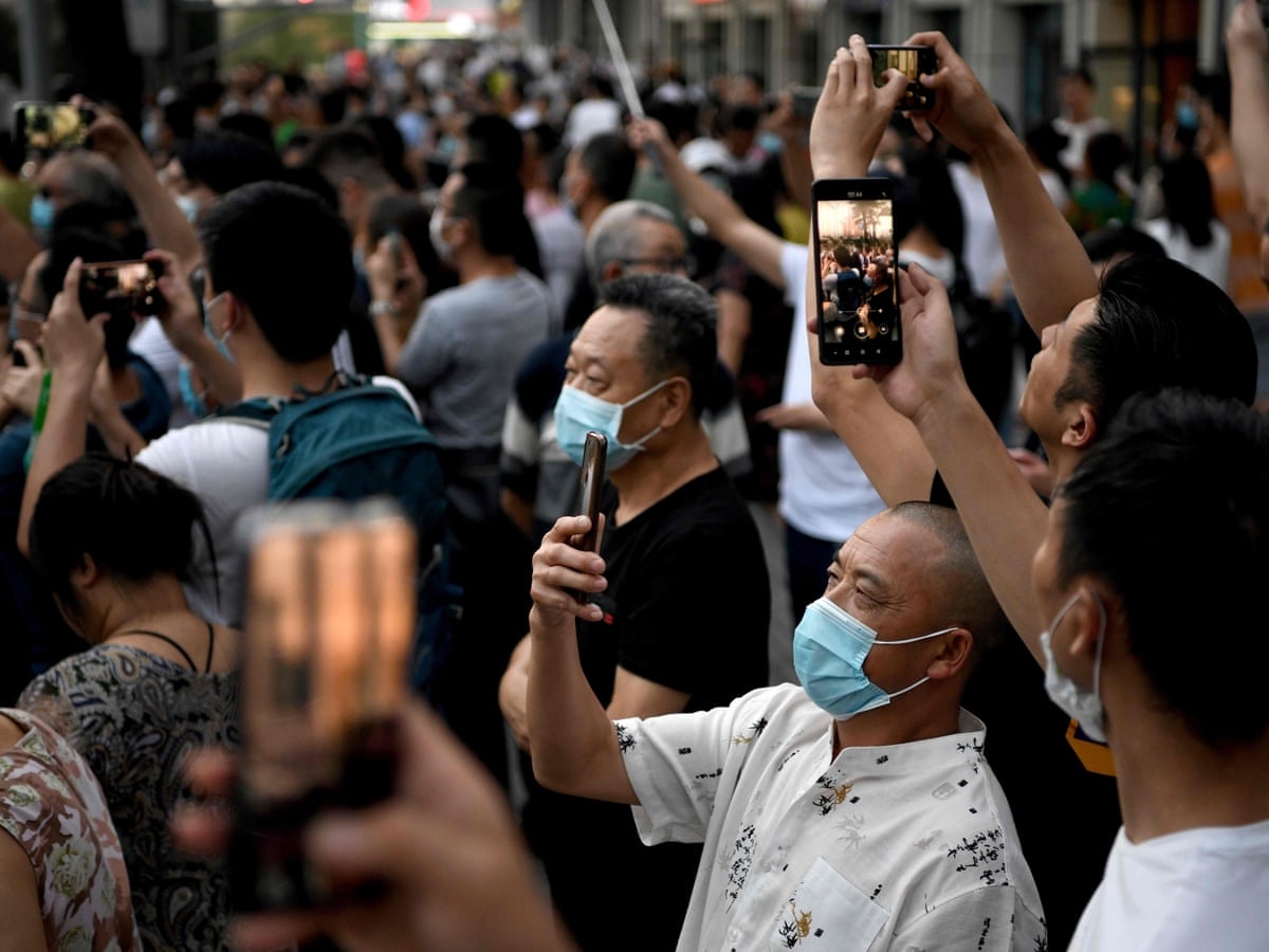 Local residents in Chengdu flocked to the US consulate on Sunday, taking selfies and waving Chinese flags 