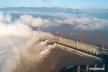 china massive flood update floodwater discharged from three gorges dam images