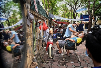 Hanoi Suspends Restaurants, Barbers Again