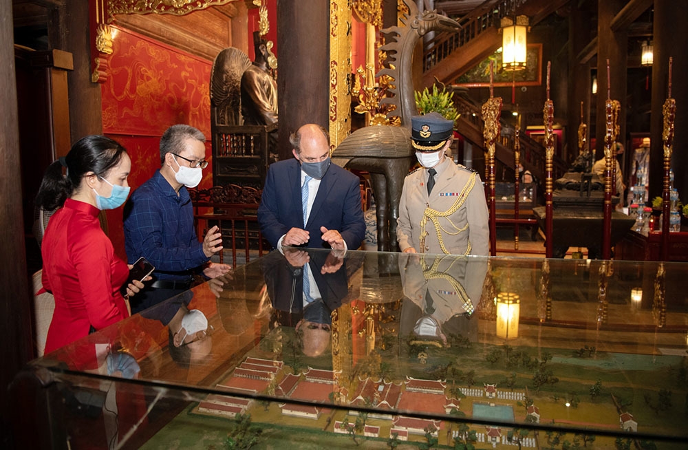 UK Defense Secretary Visits Temple Of Literature In Photos: UK Defense Secretary Visits Temple Of Literature