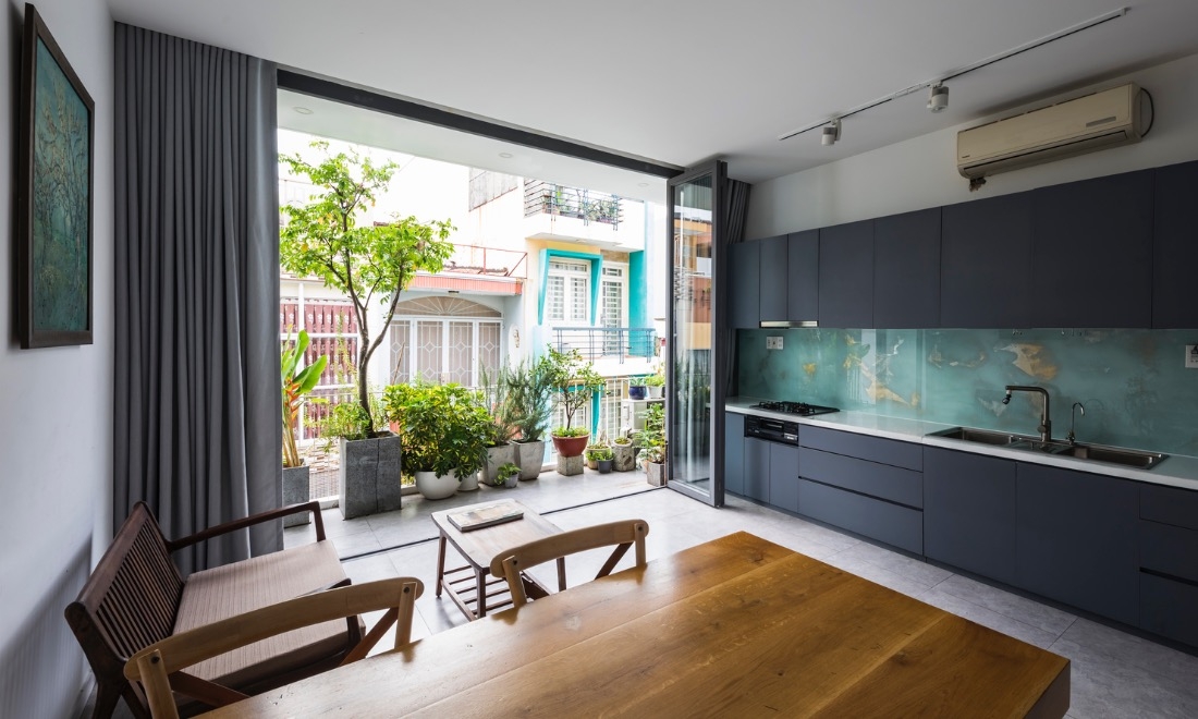 Stylish 'vertical garden' shields west-facing house from baking sun