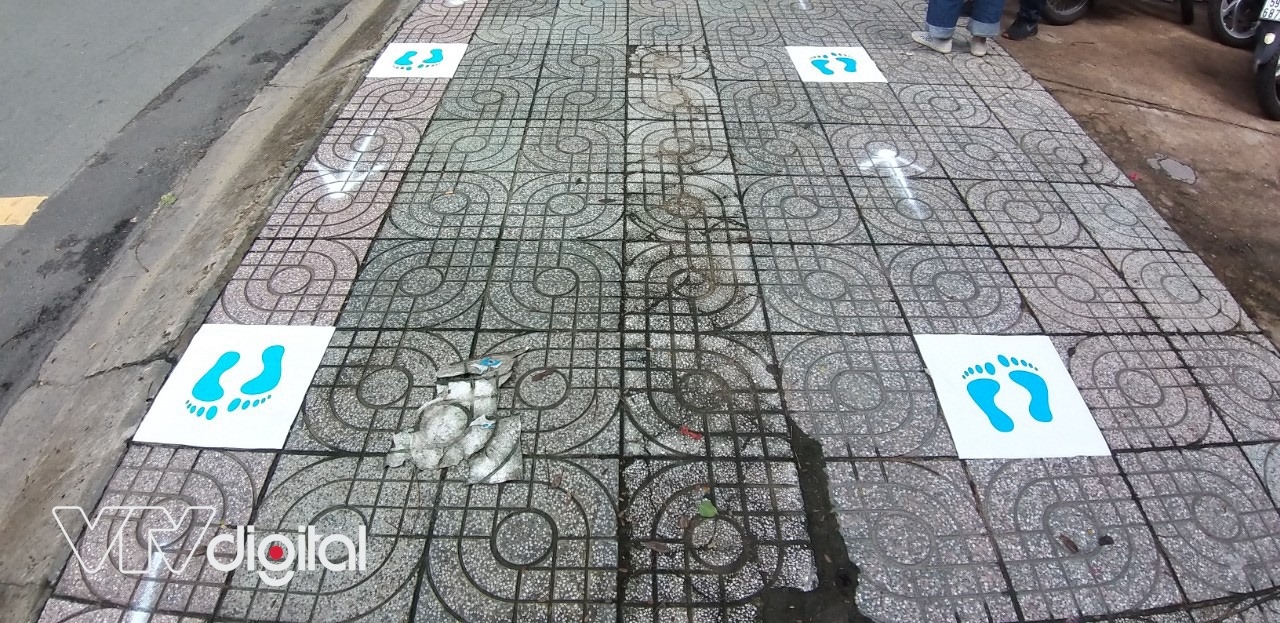 Recipients must stay at a safe distance while waiting for their turn