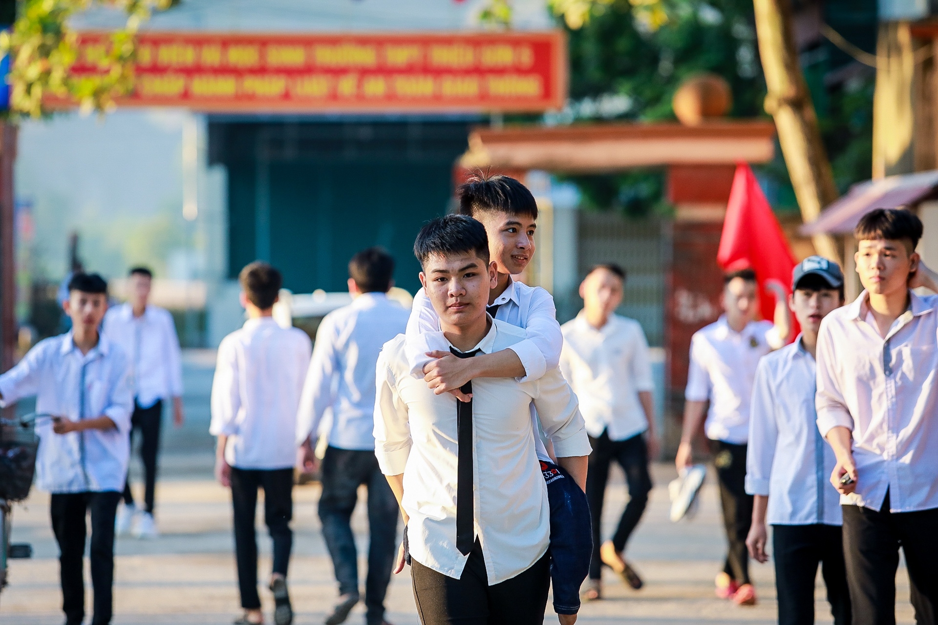 Boy carries handicapped friends piggyback to school over 10 years arrying Minh on his back entering the National Graduation Exam Day